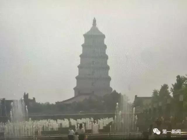 跟我排·主播来行动美女主播李甜甜做起西安地铁“引导员”