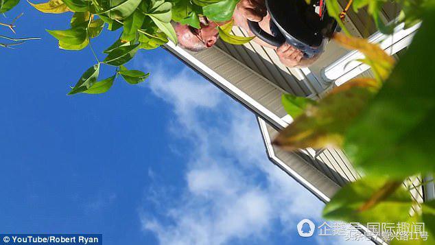 手机从飞机上掉下去视频,手机从飞机上掉下来