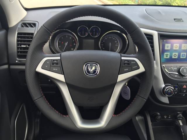 长安cs352016款1.6自动尊贵型,2016款长安cs35优缺点