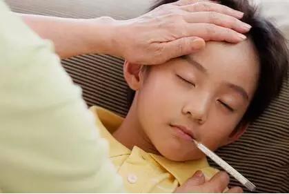 小孩发烧抽搐一般是什么原因,发烧抽搐就医后反复发烧怎么治疗