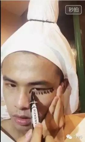 靠一只马克笔化妆为人间*物尤**！深扒网红艾克里里和他的娇喘助理！