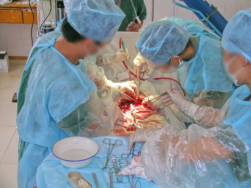 剖腹产后要照顾好自己,剖腹产后第一次下床妈妈心疼