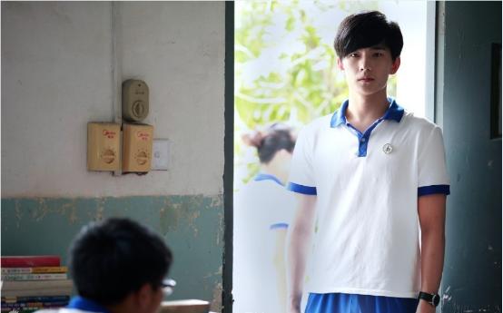 校服一个*绑捆**着我们青春的东西