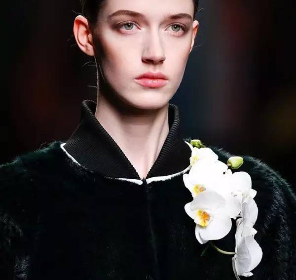 小学生怎么穿潮流时代的衣服 (小学生减龄时尚衣服)