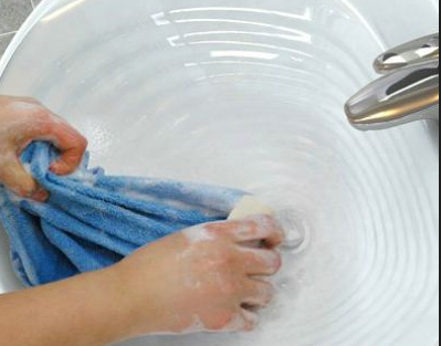 天气潮湿会导致皮肤敏感,衣服毛巾上的霉点