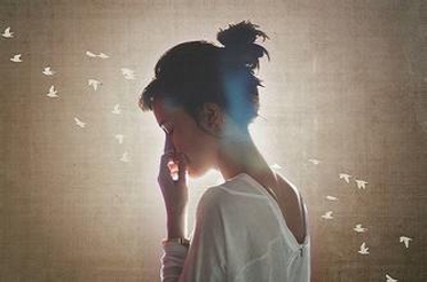 医生打点滴坐诊,向奋战一线的医生致敬