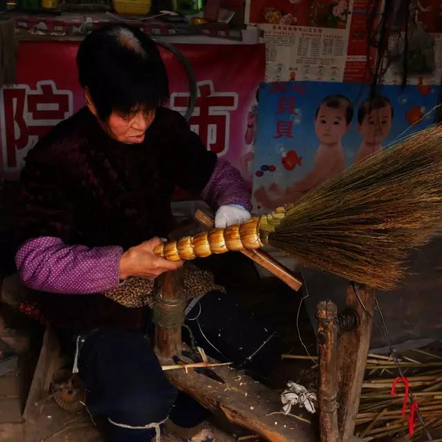 乡村里编竹筐手艺,民间技艺做笤帚