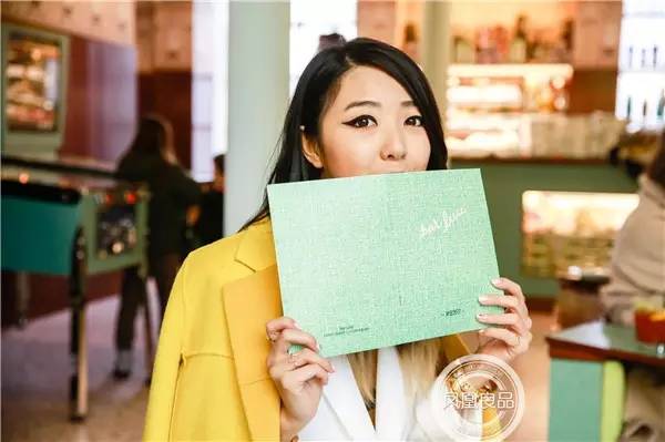 逛翻时装周之米兰站博主把最新款Moschino手机壳给你带回来了！