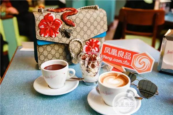 逛翻时装周之米兰站博主把最新款Moschino手机壳给你带回来了！