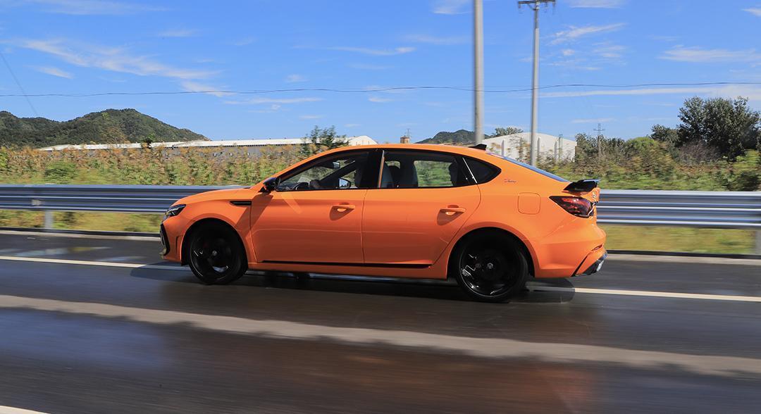 名爵mg6pro实际跑山路,名爵mg6pro豪华版都有点什么配置