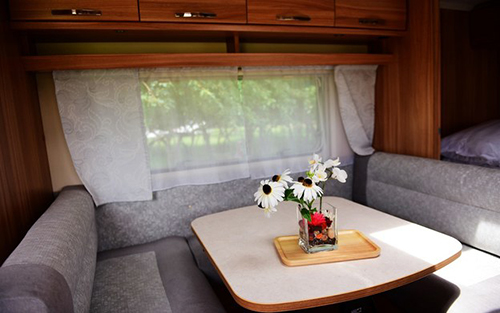 若尔盖草原房车营地,草原深处的房车营地