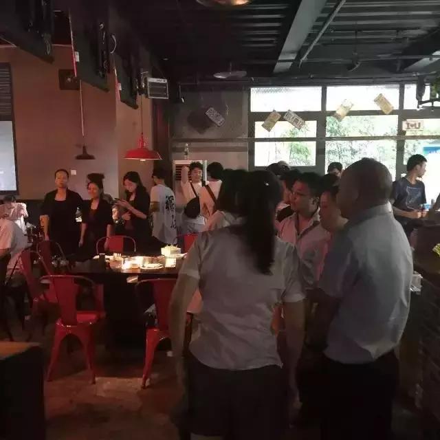 排队3个小时只为这顿网红火锅,单日排队8万人的火锅