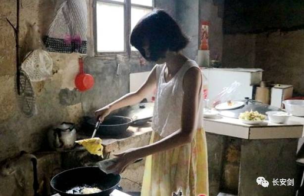 「三分钟法治新闻全知道」印尼民众围堵大马使馆,抗议马来西亚“颠倒红白”