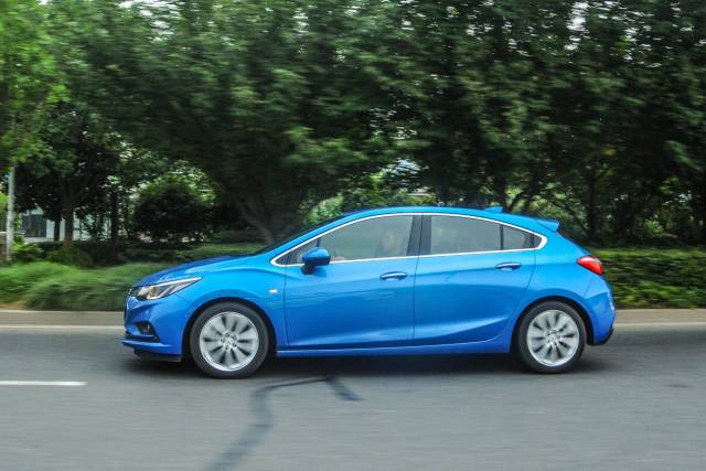 18科鲁兹和思域,两厢思域和两厢昂克赛拉怎么选