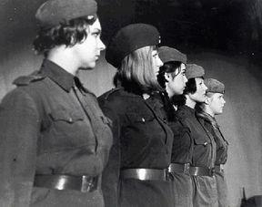 苏联女兵为何要穿裙子上战场,苏联女兵作战