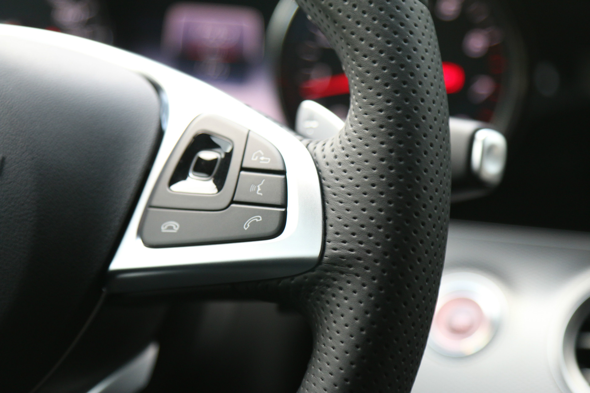 奔驰e级e200的争议点,奔驰e级2024款e200配置参数