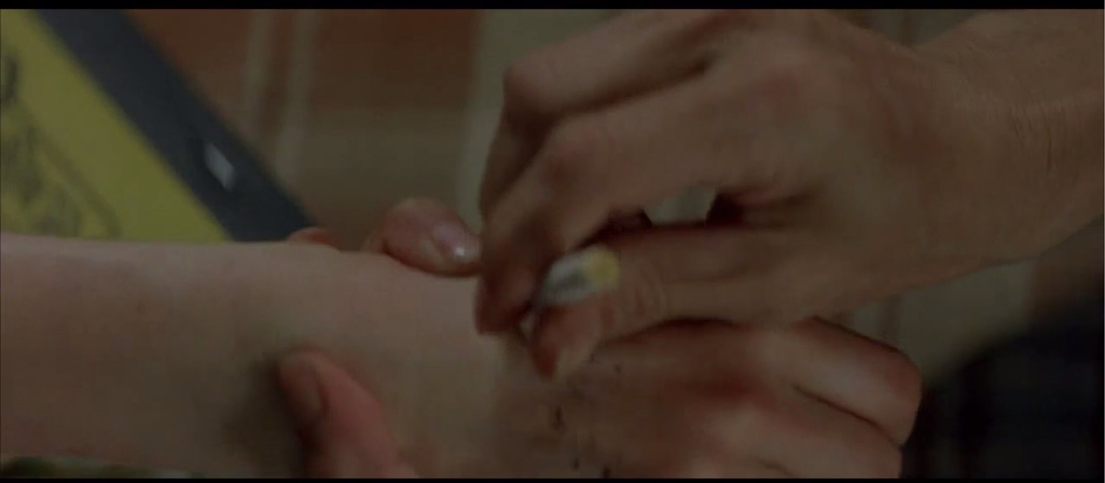 人性的丑恶在此刻一览无遗,人性是扭曲的不忍直视的