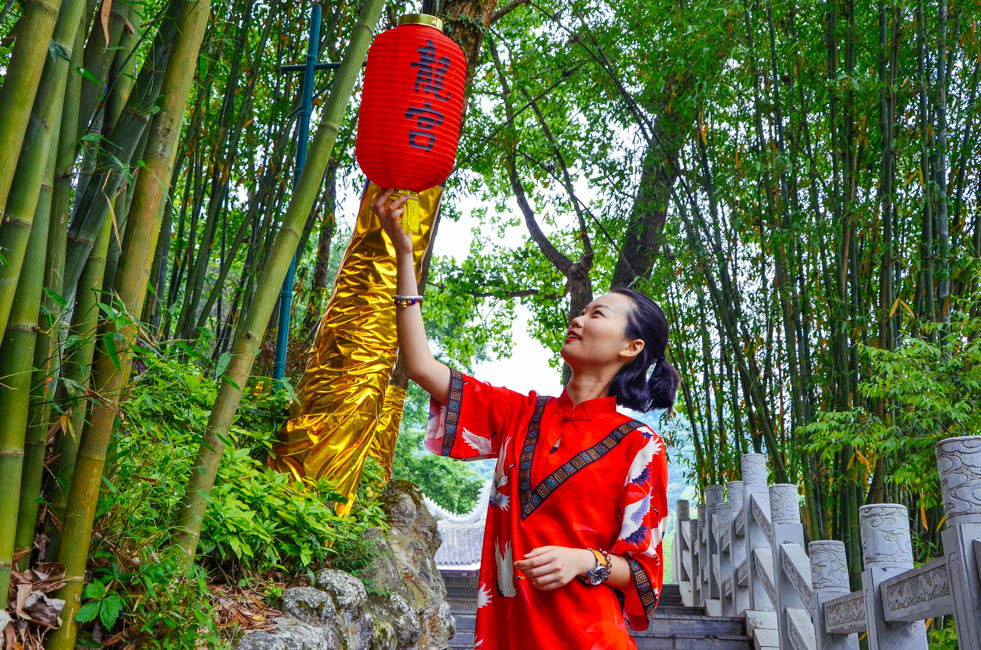 坐船水上漂,坐船漂在海面上