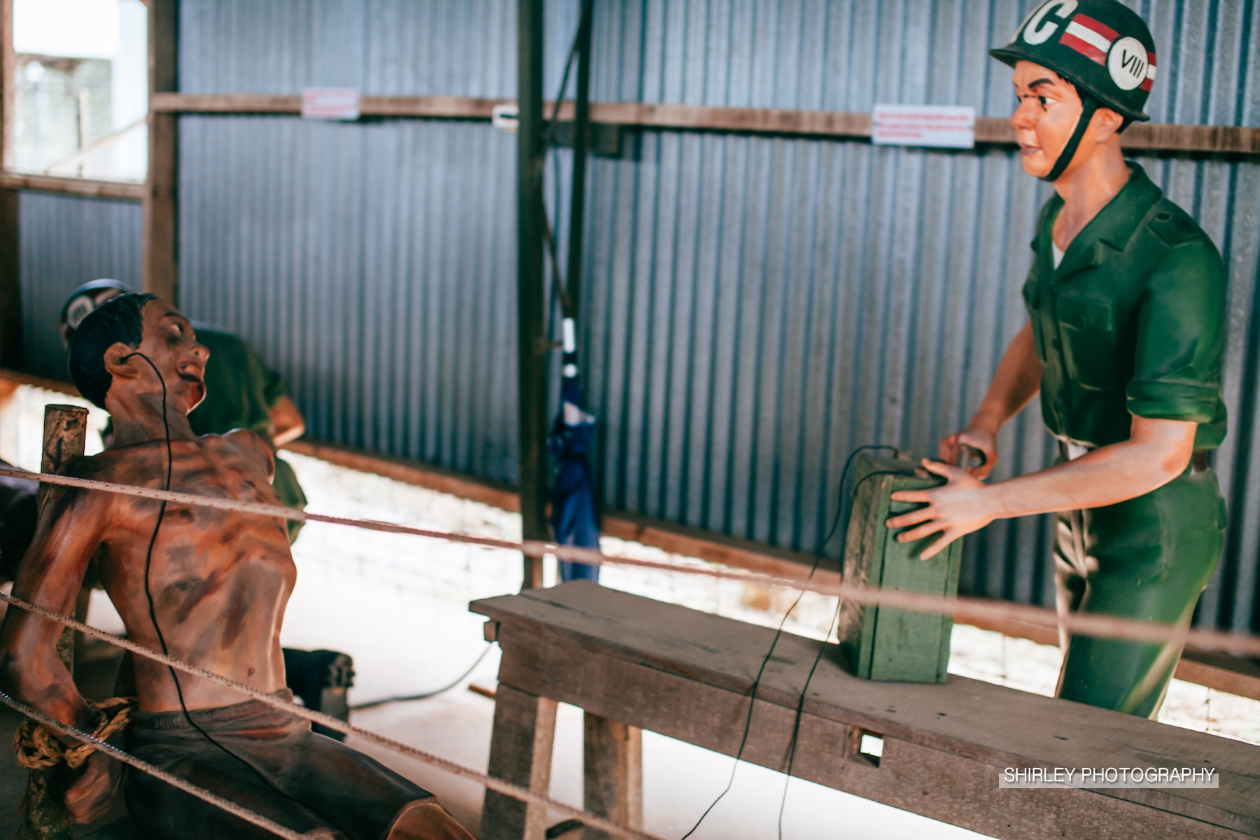 实拍曾经的越南战俘监狱，那的战俘曾遭到电击、水淹、虎笼虐待