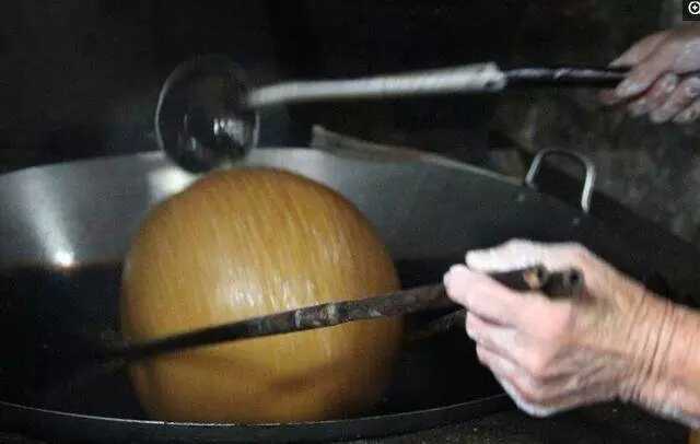 老太太摆摊卖东西,老太太摆地摊卖麻辣烫