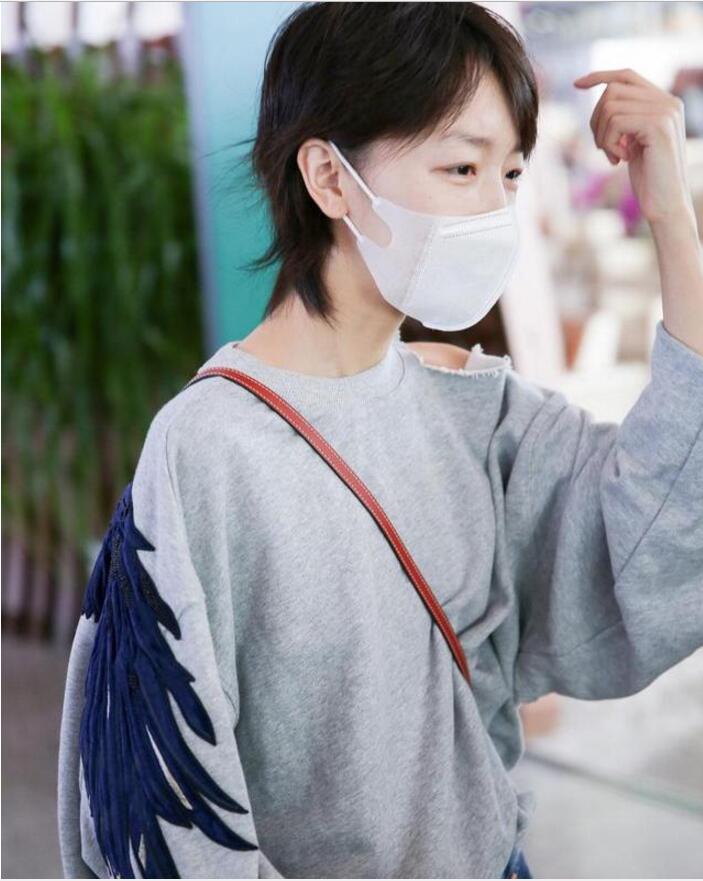 周冬雨中餐厅被路人围观,周冬雨上海国际电影节路人视角