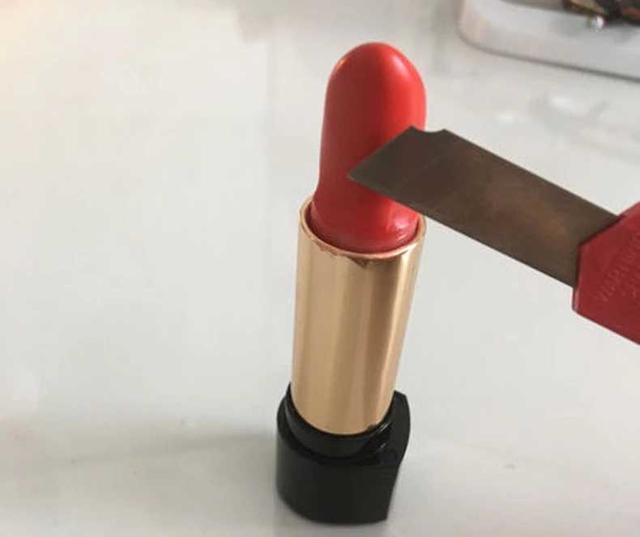 故意弄断女友口红,故意弄断女友的口红