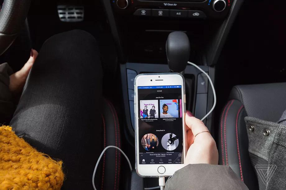 每当将手机插入汽车时，如何停止自动*放播**的同一首歌曲