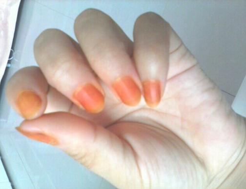 乡下老家房前屋后种了一大片的这种花，小姑娘拿它涂指甲！