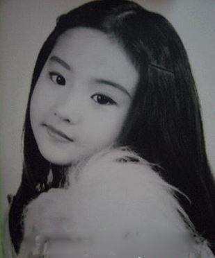 舒畅晒与刘亦菲19年前合照回放,85后女星18岁旧照刘亦菲舒畅真美