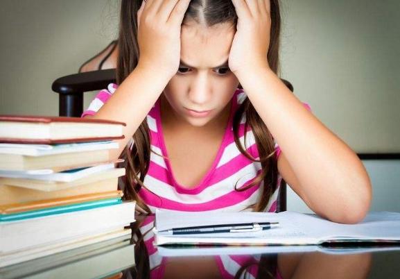 儿童弯腰驼背怎么让她改掉坏习惯,小孩子习惯驼背怎么矫正