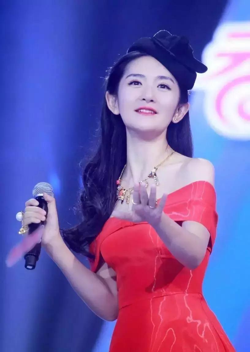 终于知道娱乐圈哪对CP爱撒狗粮了，隔着屏幕都闻到恋爱的酸臭味