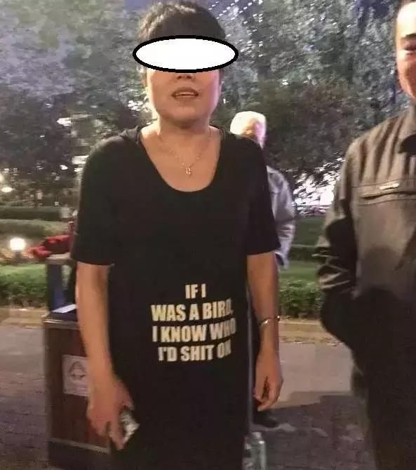 你说这椅子是你的？你叫它它会答应吗？