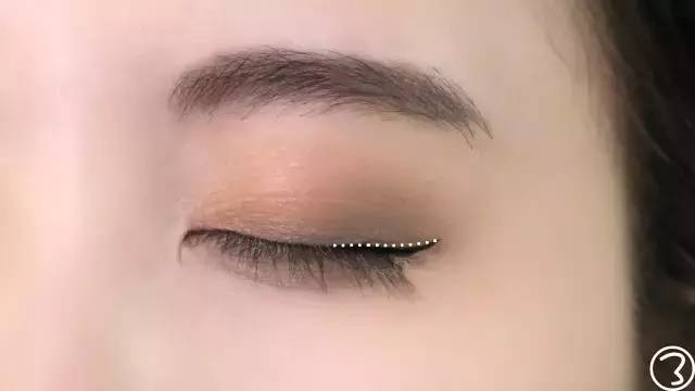 一个内双一个多眼皮眼妆教程,适合单眼皮内双眼妆正确画法