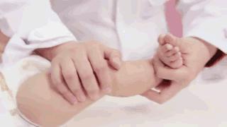 小孩子穿纸尿裤o型腿,穿纸尿裤会导致宝宝o型腿吗