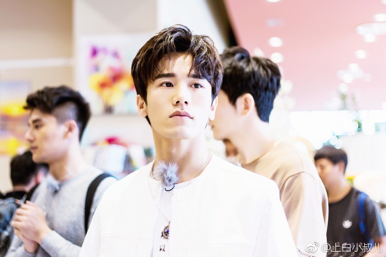 遇见足球城吴昕和小哥换礼物,遇见足球吴昕郑恺视频