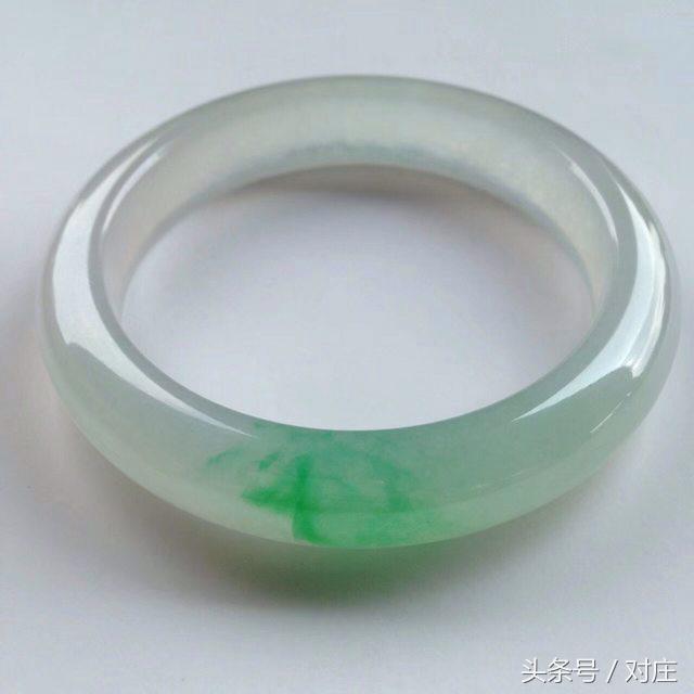 3万块钱买的手镯只值1万可以退吗,如何挑选翡翠手镯及保养