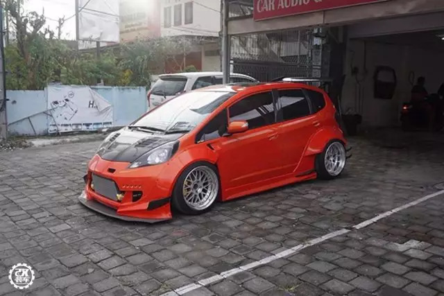 为了装上心仪轮毂换成五孔轴头，这辆爆改宽体的涡轮飞度真帅！