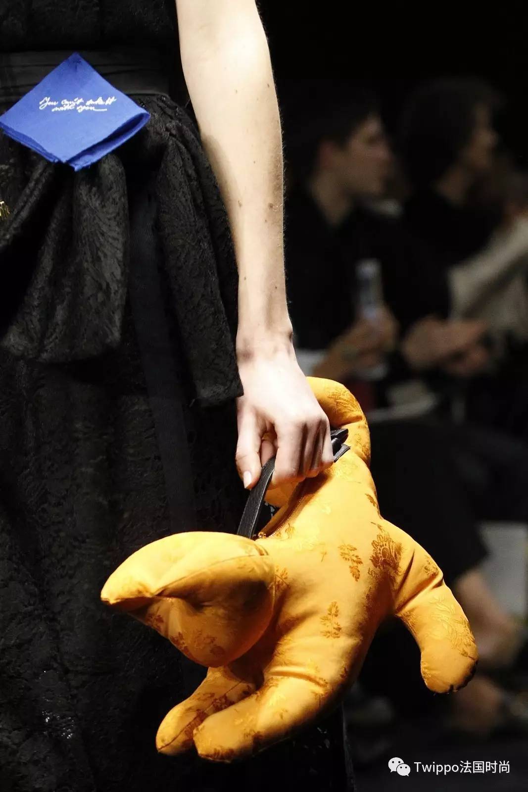 迷你小肩包,现在还流行小皮包包吗