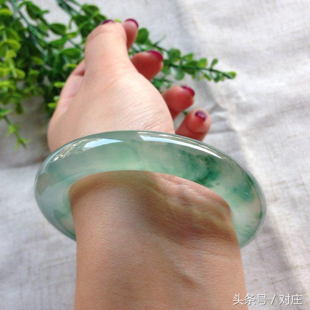 3万块钱买的手镯只值1万可以退吗,如何挑选翡翠手镯及保养