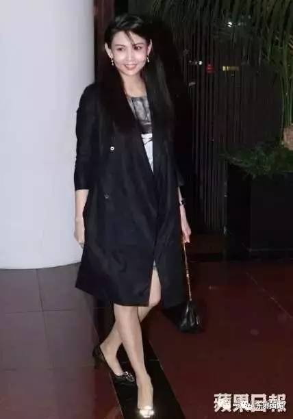 拍戏豪车被撞,拍戏差点被车撞死的明星