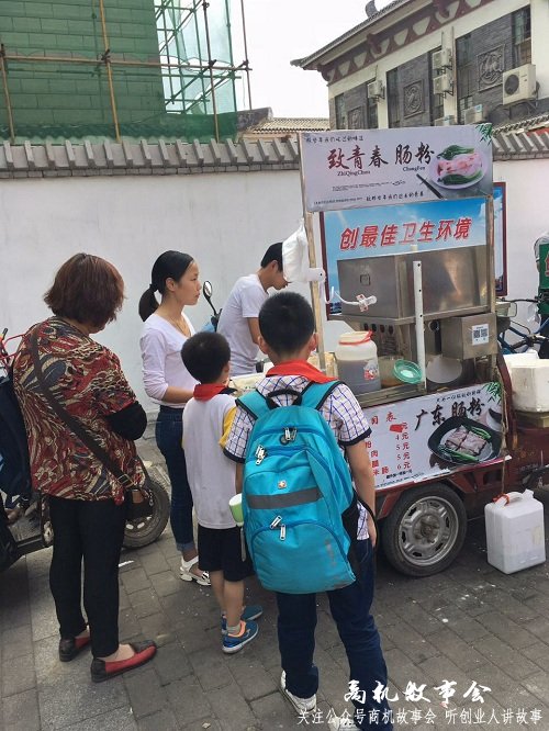 普通打工仔学校门口卖肠粉生意火爆