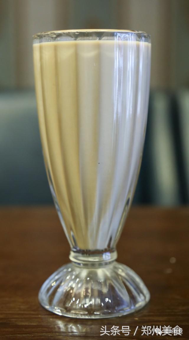 喵~铲屎官注意，郑州东区这家小店各种萌喵环绕，桌上披萨有料！