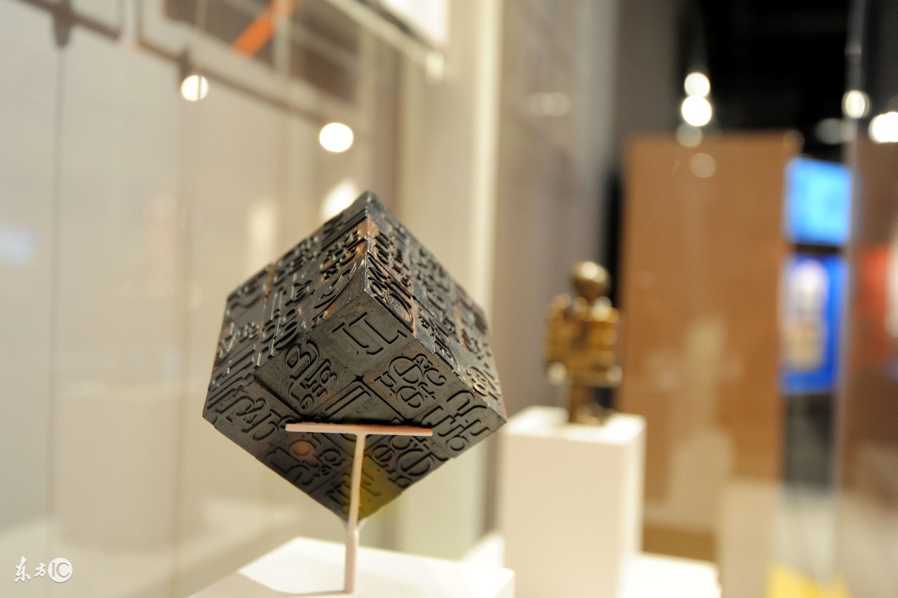 玩魔方考试,玩魔方的场面