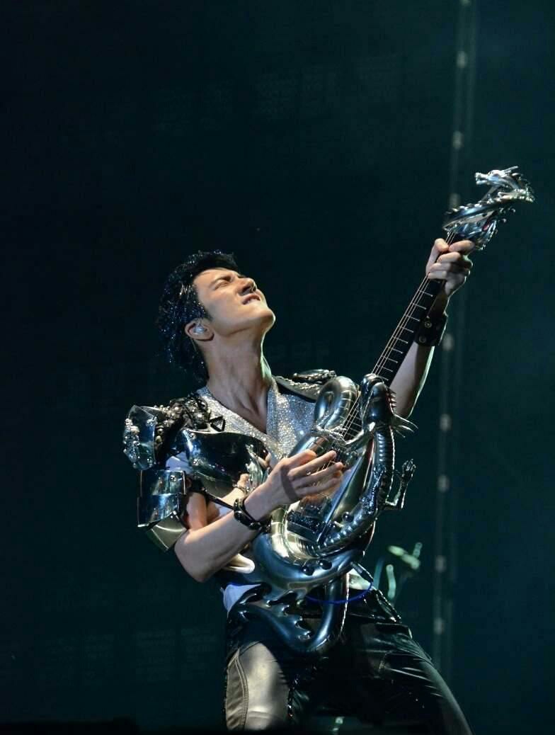 电吉他跟普通吉他哪个好,电吉他好还是普通吉他好