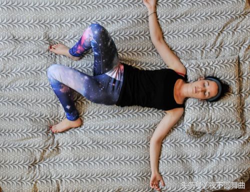 早上起床背痛活动后缓解,早上起来后背疼痛怎么缓解