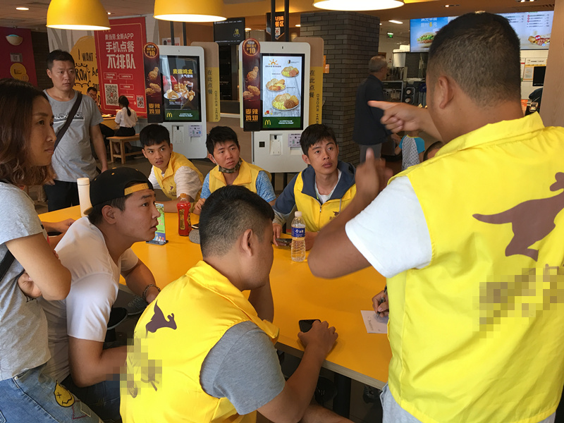 保定有群无声外卖员:眼观六路,每天工作13小时