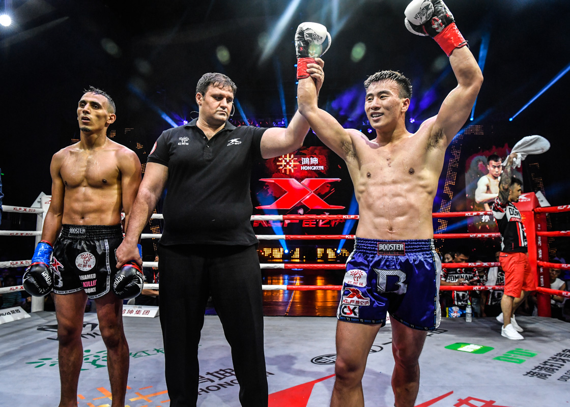 中国小伙惨被2次踢裆直打滚，打急眼铁腿狂扫踢瘸世界名将