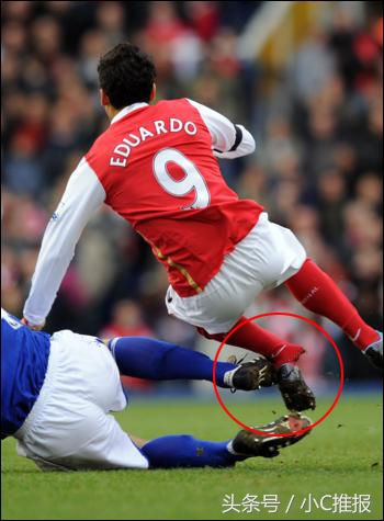 足球场上十大惨烈瞬间,足球场受伤瞬间图片