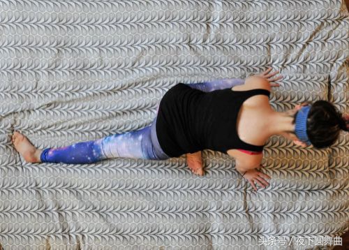 早上起床背痛活动后缓解,早上起来后背疼痛怎么缓解