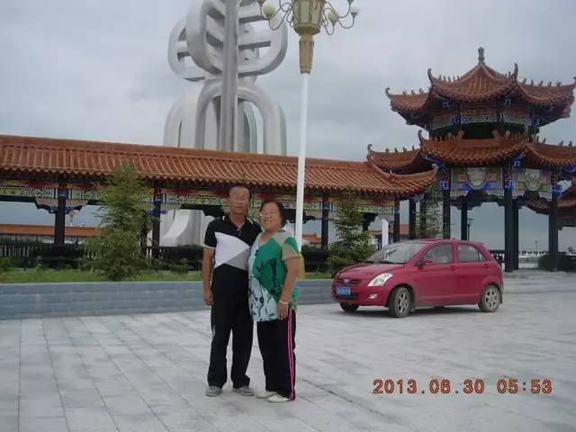 老爷子陪老伴穷游,带着老伴穷游